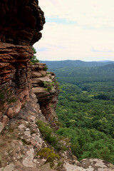 Aussicht vom R&ouml;tzenfelsen bei Dimbach in den Pf&auml;lzerwald im Sommer. Aussicht vom Premium-Wanderweg Dimbacher Buntsandstein H&ouml;henweg.