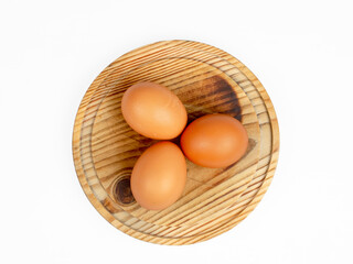 Huevos duros sobre tabla de madera