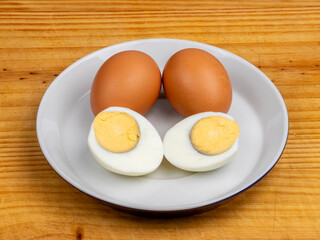 Huevos duros en un plato sobre tabla de madera