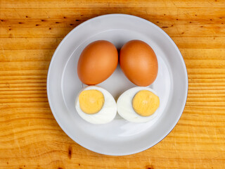 Huevos duros en un plato sobre tabla de madera