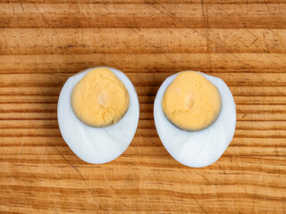 Huevos duros sobre tabla de madera