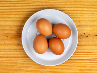 Huevos duros en un plato sobre tabla de madera
