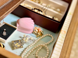 古い引出しに入ったアクセサリーのクローズアップ