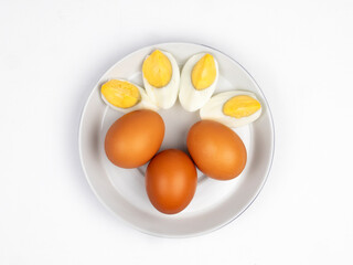 Huevos duros en un plato sobre fondo blanco