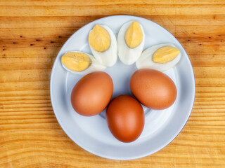 Huevos duros en un plato sobre tabla de madera