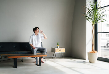 ミニマルな暮らしをする若い男性