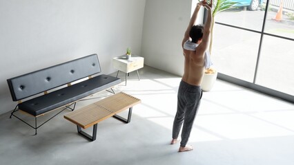 体を鍛えるトップレスの男性