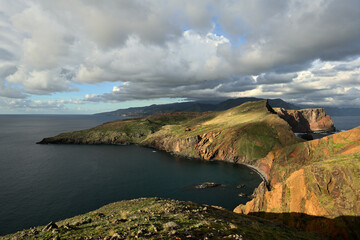 Ein Panorama Ausblick von der Halbinsel Sao Lourenco auf Madeira im warmen Morgenlicht.