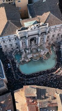 Folla di turisti in visita alla fontana di Trevi a Roma, Italia.
la Fontana di Trevi gremita di visitatori in una giornata estiva.
