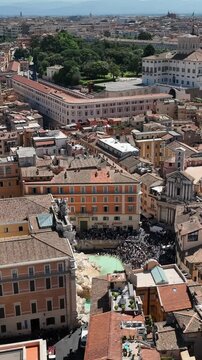 Folla di turisti in visita alla fontana di Trevi a Roma, Italia.
la Fontana di Trevi gremita di visitatori in una giornata estiva.
