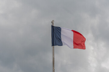 Drapeau Français à la Nécropole nationale de Sigolsheim, lieu de sépulture de nombreux soldats français tombés durant les combats de la poche de Colmar.