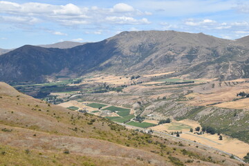 Naklejka premium Walking along the Queenstown Gardens by the coastline of Lake Wakatipu on the South Island, New Zealand