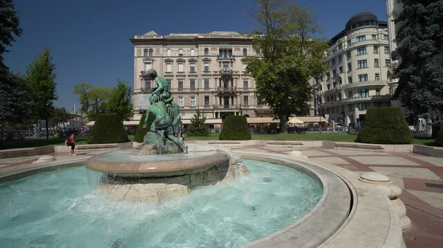 V&iacute;zcsorgat&oacute; Gyermekek K&uacute;tja
, fountain in the square of Vigado T&eacute;r