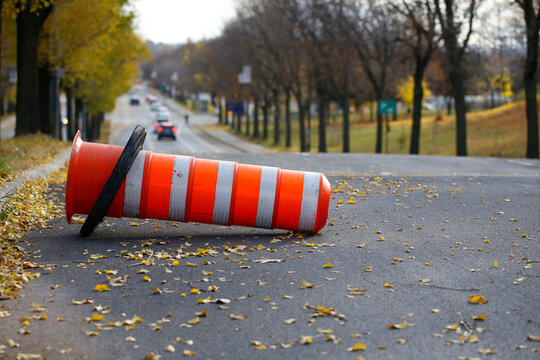 r&eacute;paration d'une rue avec un c&ocirc;ne orange tomb&eacute;	