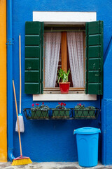 Fenster mit Ger&auml;ten zum Hausputz