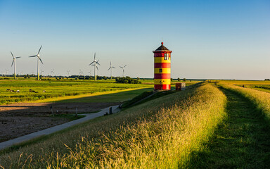 Pilsumer Leuchtturm mit Windrädern im Hintergrund, Pilsum, Ostfriesland, Deutschland