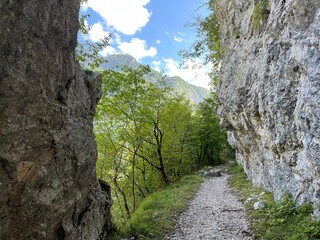 Hiking trails and markings in the canyon of the Koritnica river, Bovec (Triglav National Park, Slovenia) - Wanderwege und Markierungen in der Schlucht des Flusses Koritnica (Triglav-Nationalpark)
