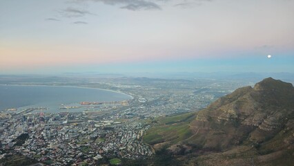 Blick vom Tafelsberg am Abend auf Kapstadt und den Devil's Peak 
