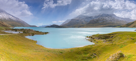 Les première neige tombe autour du Lac du Mont-Cenis dans les Alpes
