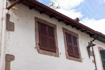 Maison du pays basque, volet rouge fermé, ancienne maison typique