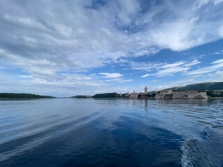 Obraz premium view of the sea and the city