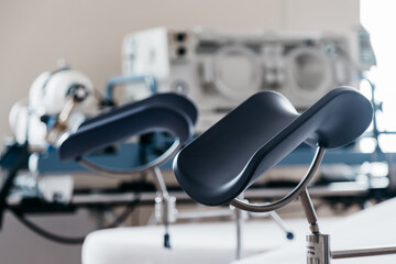 Modern delivery room prepared for natural childbirth. Features a clean, sterile environment and advanced medical equipment, highlighting a comfortable and supportive setting for maternity care.