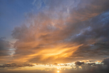 Naklejka premium Glowing real sky at sunset texture background overlay. Dramatic red and orange clouds.