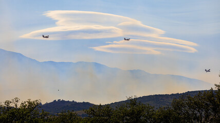 3 Canadair vont attaquer le feu face au Canigou enveloppé de nuages lenticulaires