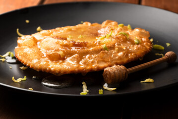 Seada al miele, tipico dolce fritto della tradizione Sarda ripieno di pecorino e condito con miele, cibo italiano 