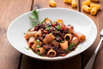 Piatto di pasta con delizioso ragù di polpo, cibo italiano, cucina mediterranea 