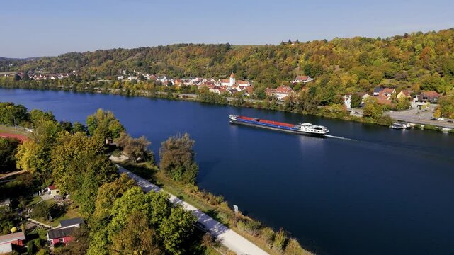 Drohnenpanorama &uuml;ber den Fluss Donau in der bayerischen Stadt Regensburg im Sommer