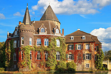 Naklejka premium Linnep Castle is a water castle south-southeast of the Ratinger district Breitscheid. Germany.