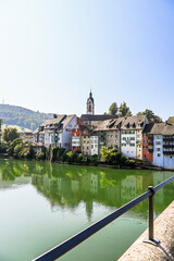 Obraz premium Laufenburg, Schlossberg, Kirche, St. Johann, Altstadt, Altstadthäuser, Rhein, Rheinufer, Uferweg, Ruine, Laufenbrücke, Sommer, Sommertag, Schweiz