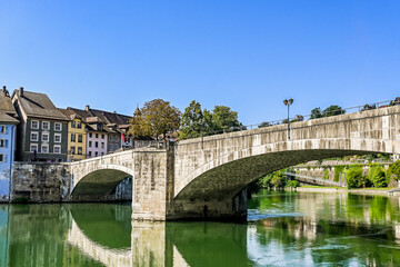 Obraz premium Laufenburg, Rhein, Rheinufer, Laufenbrücke, Altstadt, Altstadthäuser, Uferweg, Sommer, Sommertag, Schweiz, Deutschland