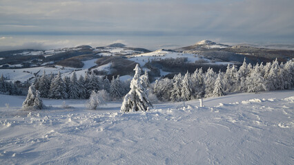 Eine wunderschönes Panorama einer  Winterlandschaft in den Bergen mit frischen Neuschnee , mit einer weiten Aussicht bei schönen Wetter