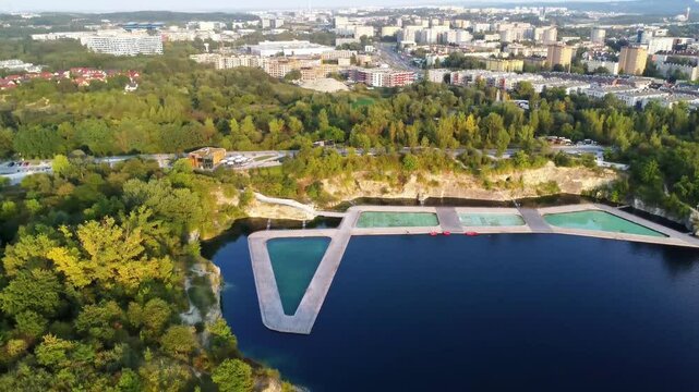 Zalew Zakrz&oacute;wek, skałki Twardowkiego, Krak&oacute;w, widok z g&oacute;ry, dronem