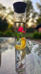 Wasser im Restaurant mit Rose und Zitrone