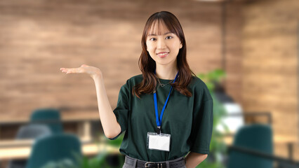 手で案内をする女性・ビジネスウーマン