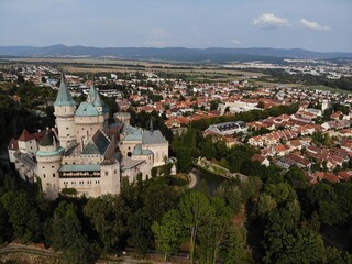 Fototapeta premium Flugaufnahme Schloss Bojnice, Slowakei