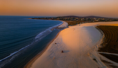 Parque Nacional Jericoacoara Jeri Ceará Natureza Dunas Paisagens Praia Areia Oceano Pôr do Sol Costeiro Tropical Ondas Nordeste Brasil Flora Lagoas Vento Surf Luz Sol Aventura Turismo Deserto Drone