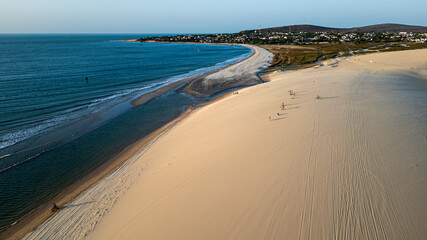 Parque Nacional Jericoacoara Jeri Ceará Natureza Dunas Paisagens Praia Areia Oceano Pôr do Sol Costeiro Tropical Ondas Nordeste Brasil Flora Lagoas Vento Surf Luz Sol Aventura Turismo Deserto Drone