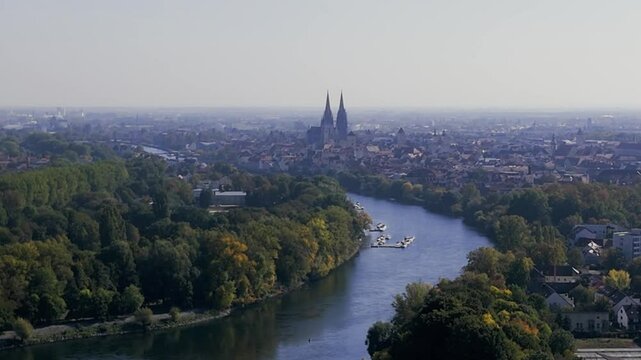 Weitblick-Drohnenpanorama &uuml;ber die bayerische Stadt Regensburg im Sommer