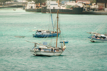 Obraz premium Nassau, Bahamas - April 15, 2008: Sloops are moored in the turquoise waters near the cruise port