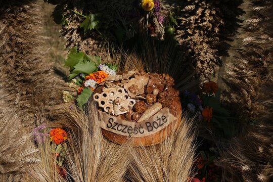 Details of harvest wreaths on  harvest festival. Translation from Polish: "God bless you"