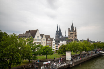 Obraz premium Rheingarten park and Cologne Cathedral in the background on a rainy day in Germany