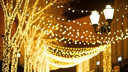 Obraz premium Defocused Bokeh twinkling lights Vintage background. Festive background with natural bokeh and bright golden lights.