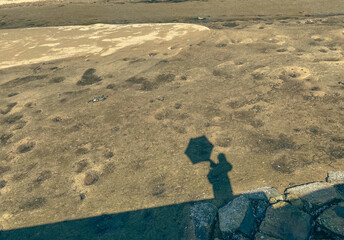 日傘をさした女性の影