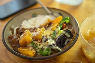 野菜を乗せた使ったカレーライス