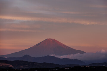 朝焼けに染まる富士山