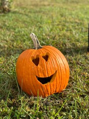 Obraz premium Happy Jack-o'-Lantern with Heart Eyes outside